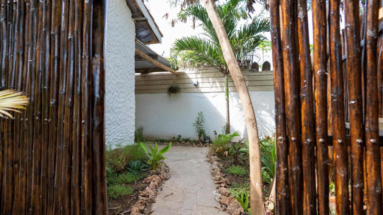 Ostello Tulia House Backpackers Mombasa Esterno foto